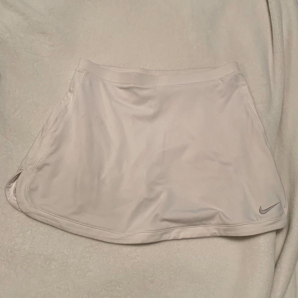 White Nike tennis skirt (ages 10-12 M)